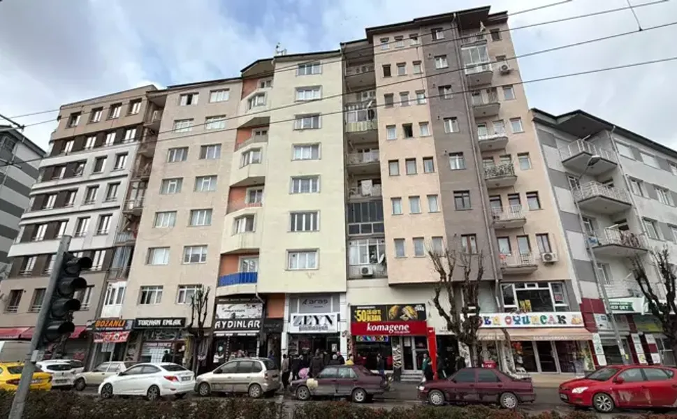 Baz istasyonunu tamir ederken 7’nci kattan düşüp öldü