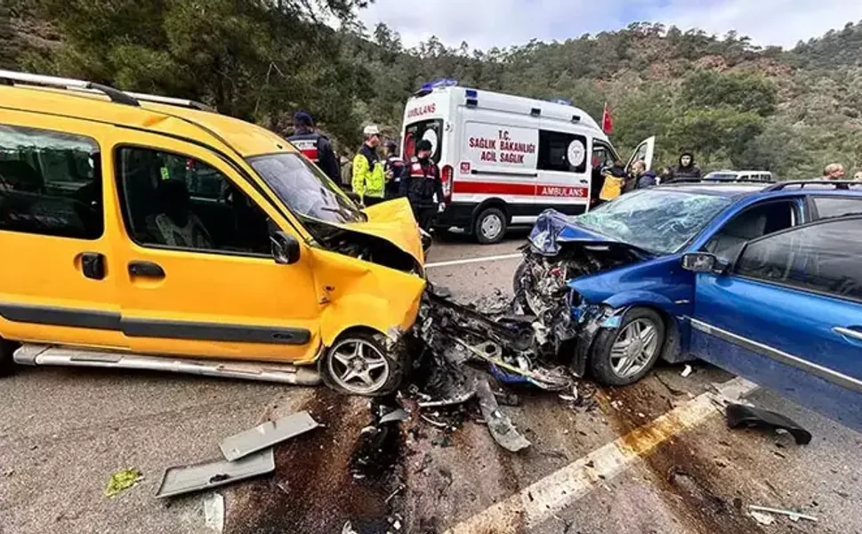 Otomobil, hafif ticari araçla çarpıştı: 1 çocuk öldü, 6 yaralı