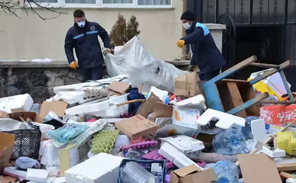Evden 25 ton çöp çıktı