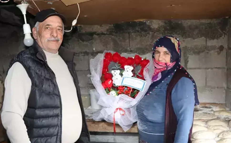Yarım asırlık eşe tandırda ekmek pişirirken Sevgililer Günü sürprizi