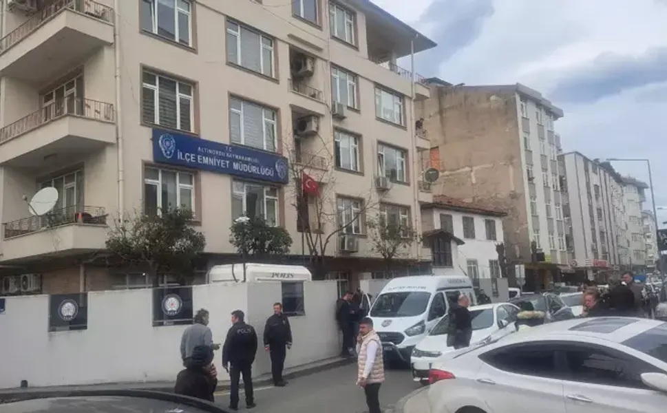 İfade vermeye gitti, polisin belindeki silahı alıp kendini vurdu