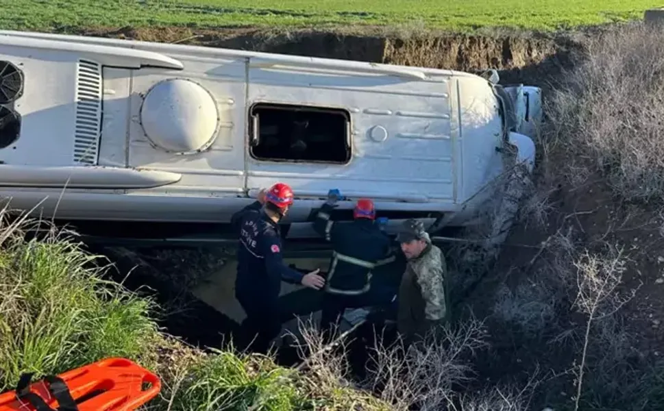 Öğrenci servisi, dereye düştü: 2'si ağır 9 yaralı