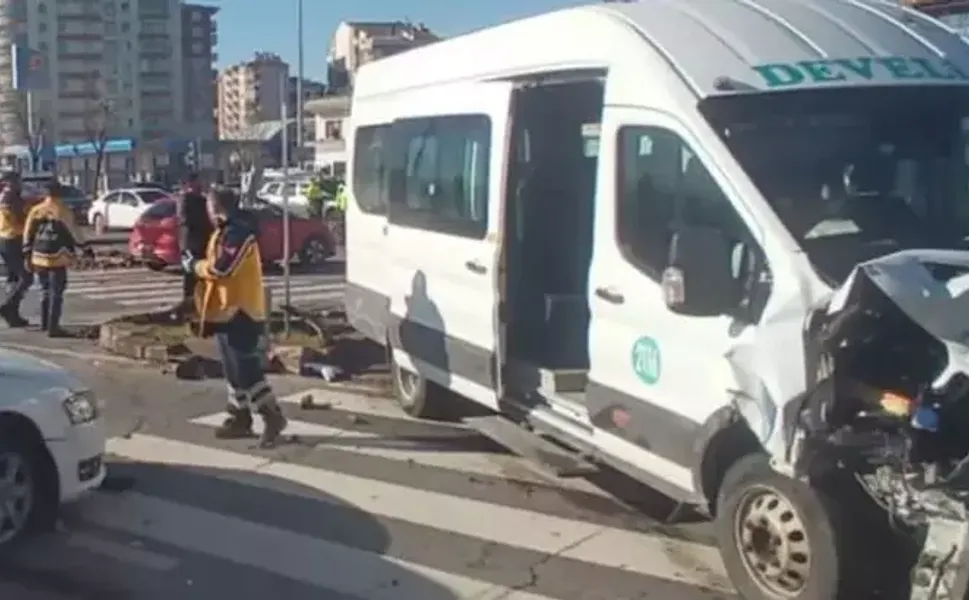 Otomobil ile minibüs çarpıştı: 14 yaralı