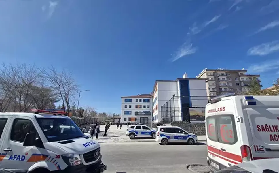 Cıva dökülen sınıftaki 14 öğrenci, zehirlenme şüphesi ile hastaneye kaldırıldı