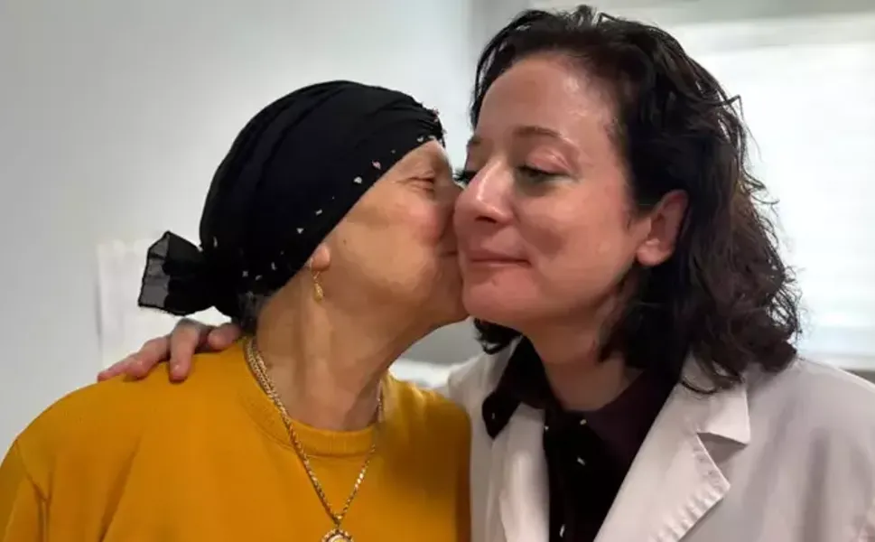 Bir gecede ses telleri felç olan anneyi doktor kızı iyileştirdi