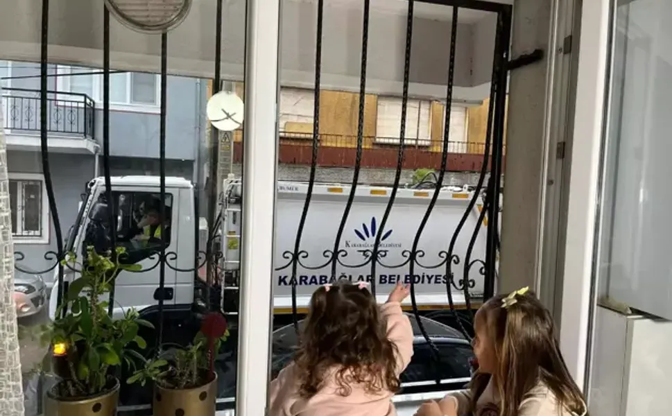 Çöp kamyonu şoförü ile 3 yaşındaki Ayşe arasında 'pencere' bağı
