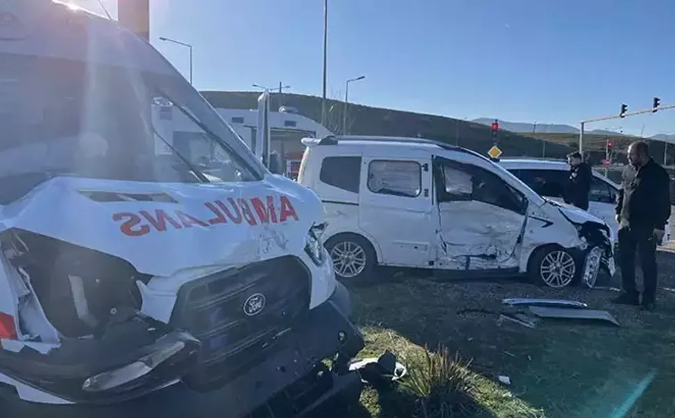 Ambulans ile hasta yakınının kullandığı hafif ticari araç çarpıştı