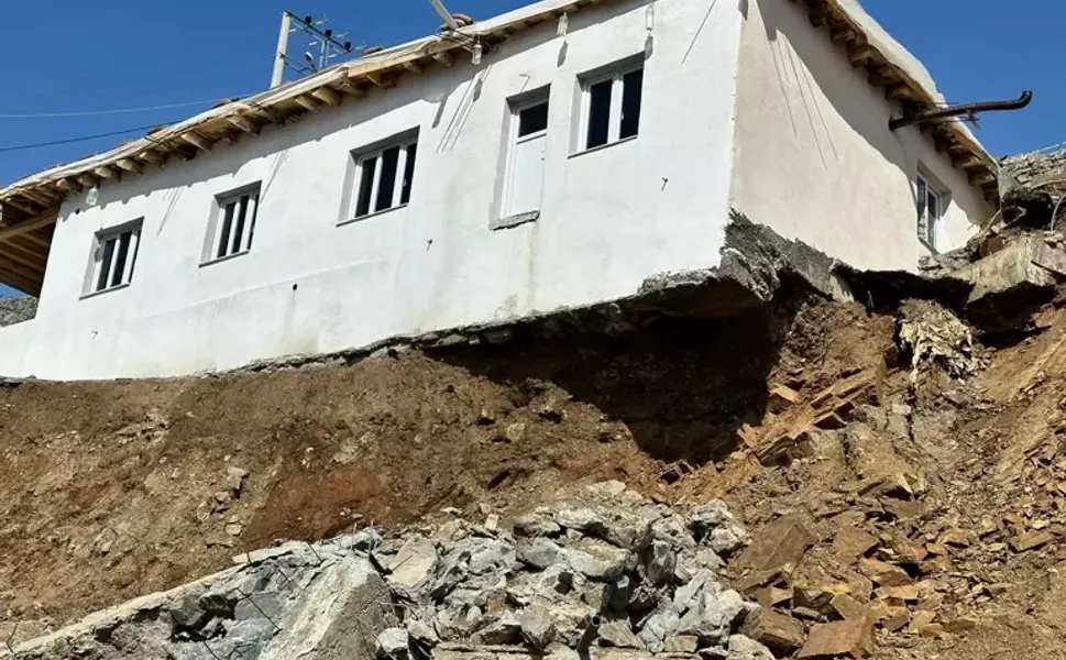 Şırnak'ta yağış nedeniyle bir evin istinat duvarı çöktü, evin temeli ortaya çıktı