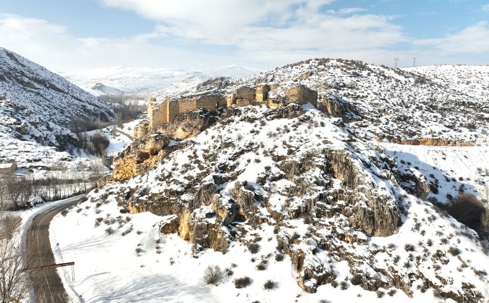Hurman Kalesi karla birlikte mest etti