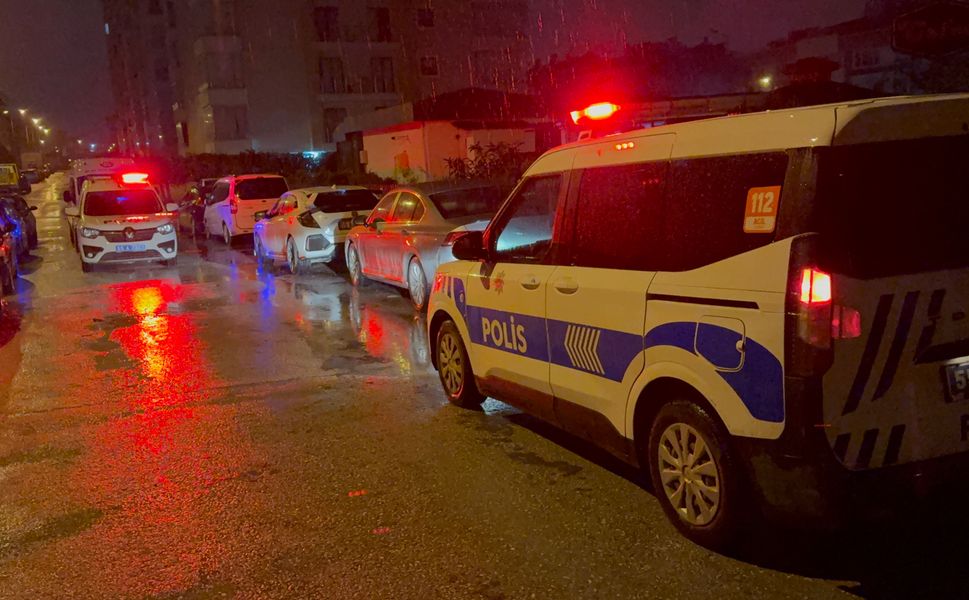 Ablasını bıçaklayıp balkondan atladı