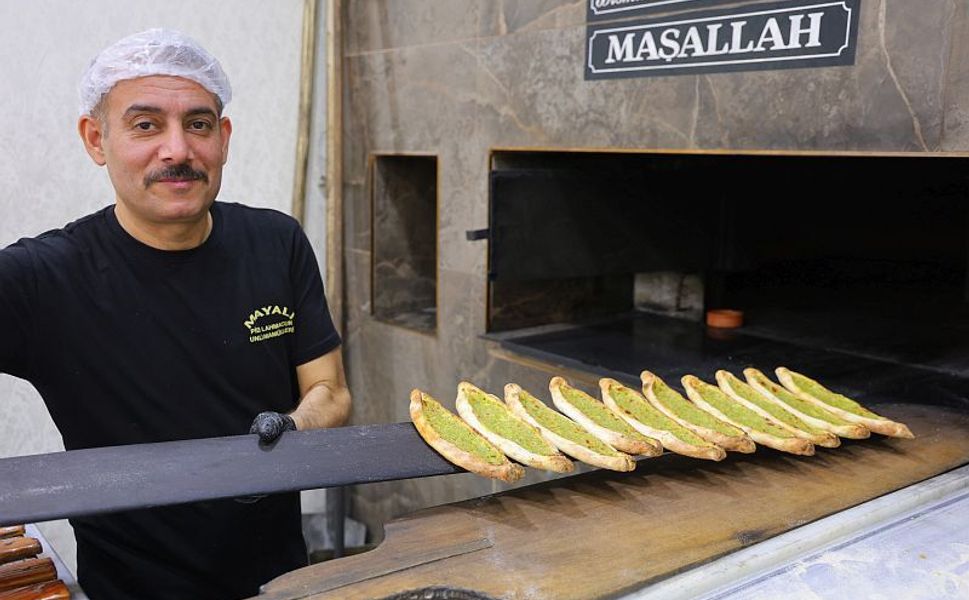 Kahramanmaraş'ta iftar sofralarının gözdesi: Fıstıklı börek