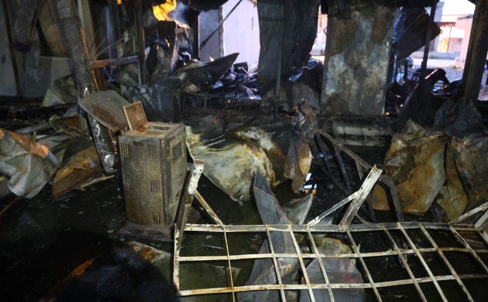 Depremde evleri yıkılan aile yangınla birlikte ikinci kez yuvasız kaldı