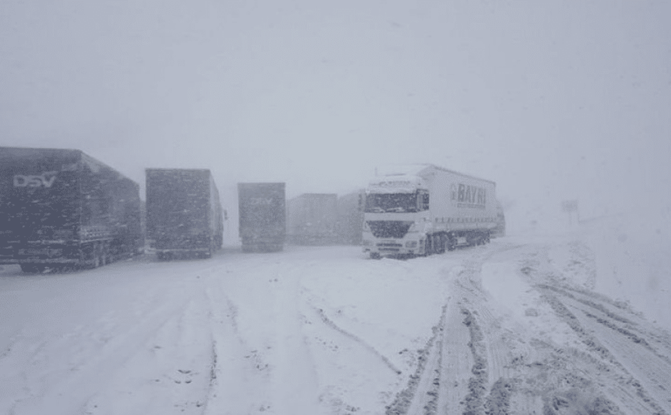 Kayseri-Kahramanmaraş kara yolunda kar ve tipi nedeniyle ulaşım sağlanamıyor