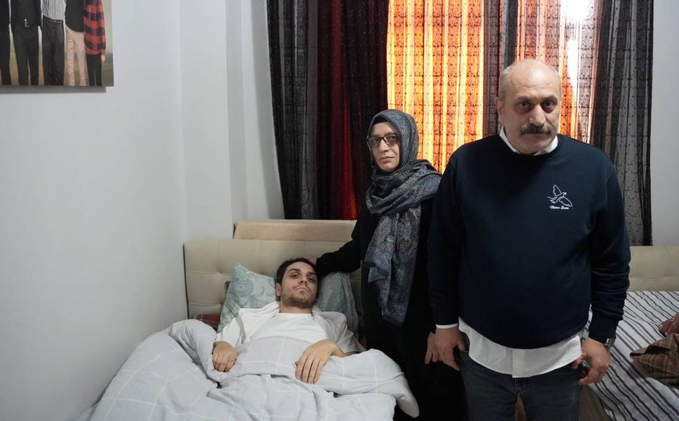 Yardım etmek istedi, 6 yerinden bıçaklandı