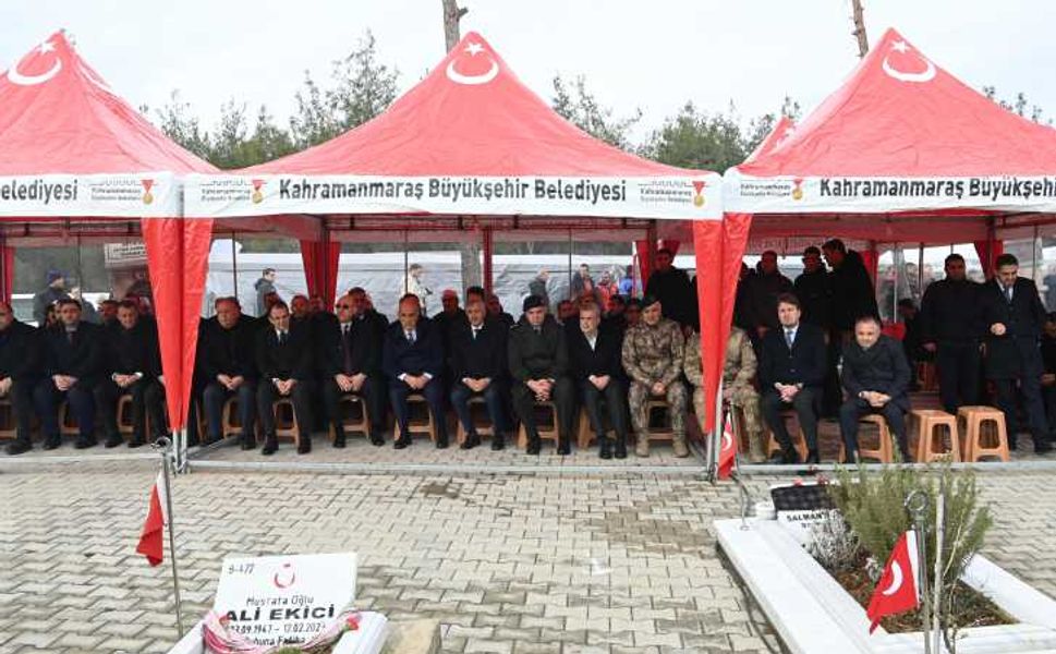 Deprem Şehitleri Kabri Başında Dualarla Yad Edildi