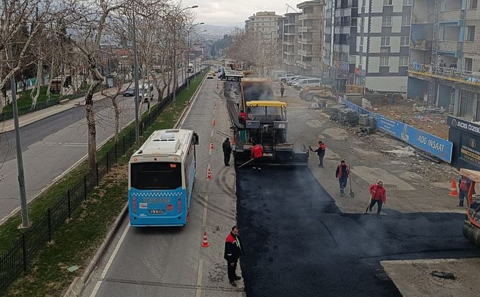 Büyükşehir’den Karamanlı Kavşağı’na Sıcak Asfalt