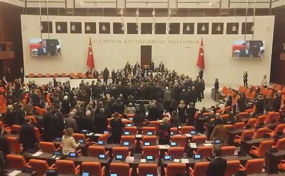 Millet Meclisi’nde yumruklu kavga çıktı