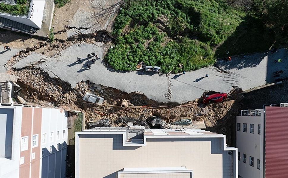 İstinat duvarının çökmesi sonucu 2 bina ve 6 araç hasar gördü