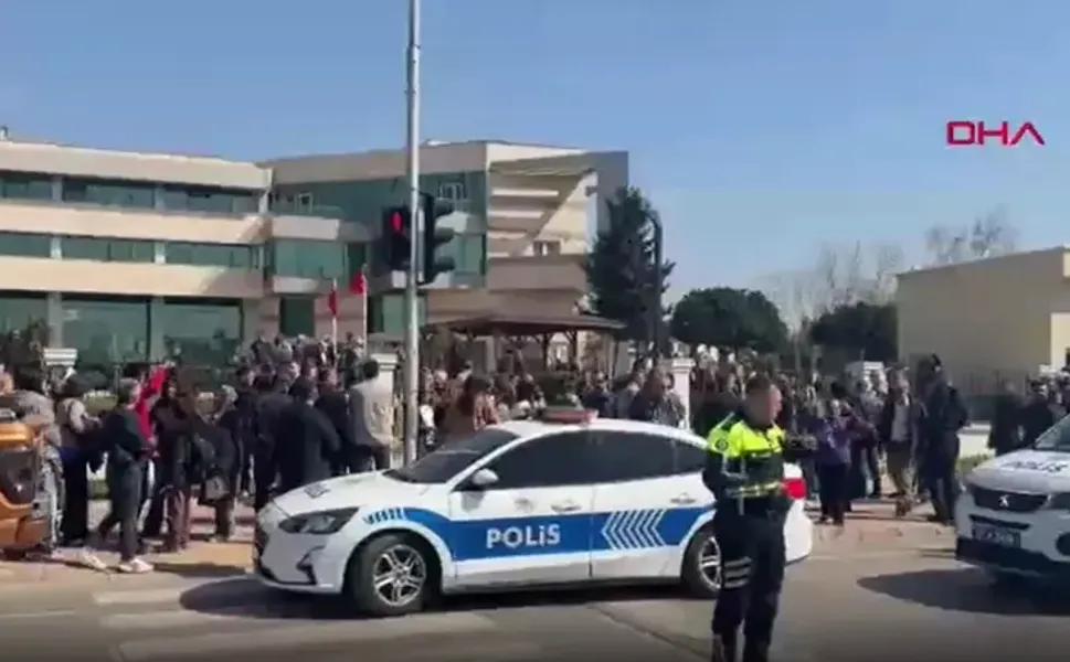 Antalya'da Kepez Kaymakamlığı binasında silah sesleri