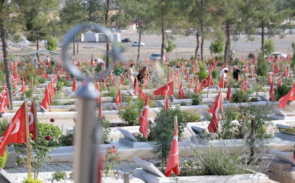 Kahramanmaraş’ta Vatandaşlar Bayramda Mezarlıklara Akın Etti