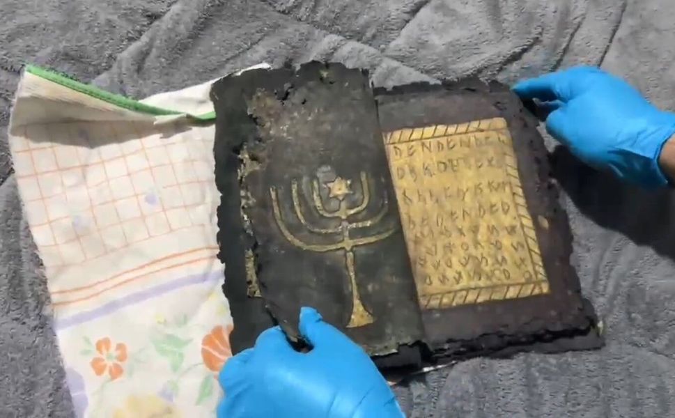 Bizans dönemine ait altın işlemeli dua kitabı ele geçirildi