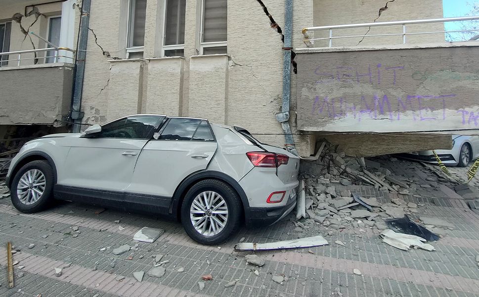 Deprem bölgesindeki hasarlı araçları piyasaya süren 29 şüpheli hakkında gözaltı kararı