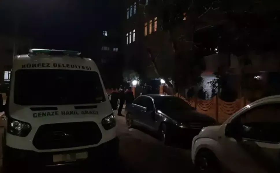 Annesiyle yaşadığı evde boğazından bıçaklanmış halde bulunan kadın öldü