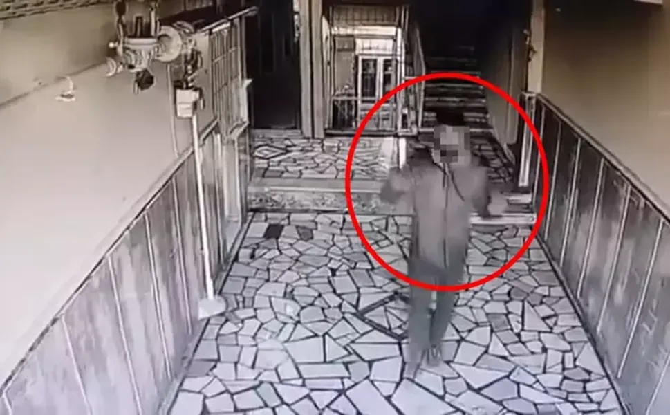 Hırsızlık yaparken kamerayı fark edince vazgeçti