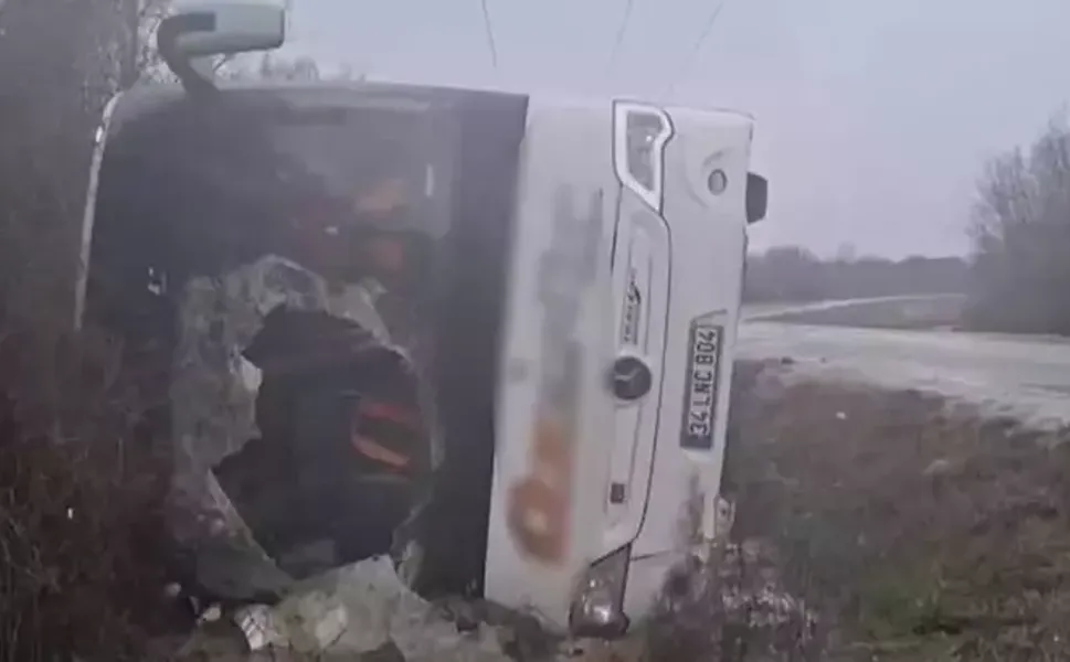 Polisleri taşıyan midibüs devrildi: 3 polis yaralı