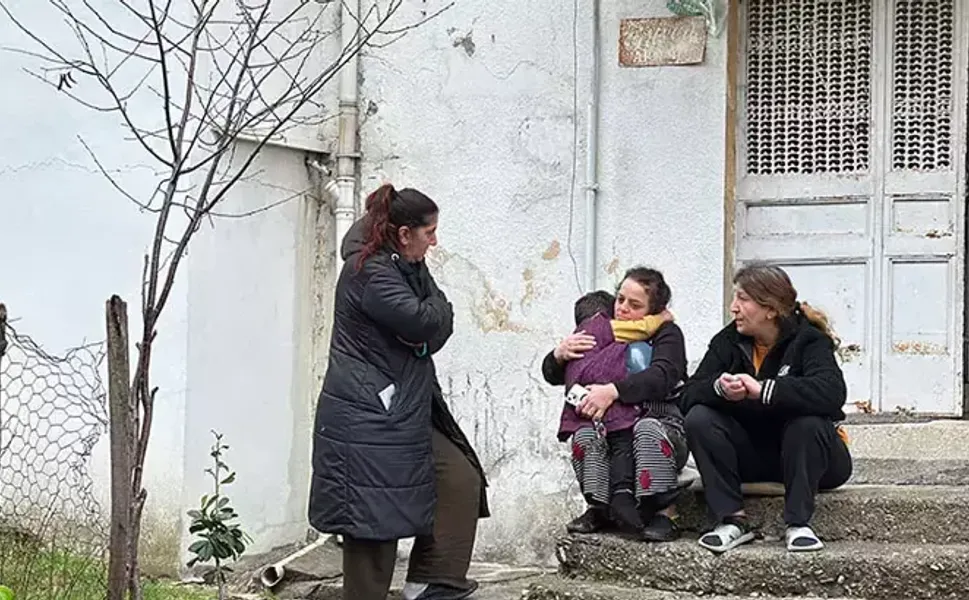 Evde tek başına olan çocuk çakmakla oynarken evi yaktı