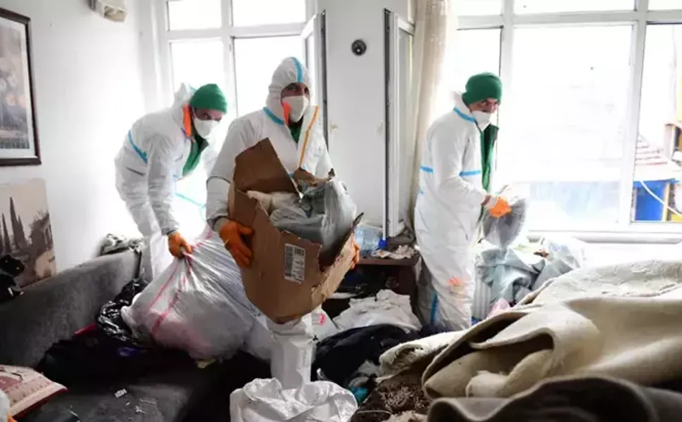 Mahkeme kararıyla boşaltılan evden 4 kamyon atık çıkarıldı