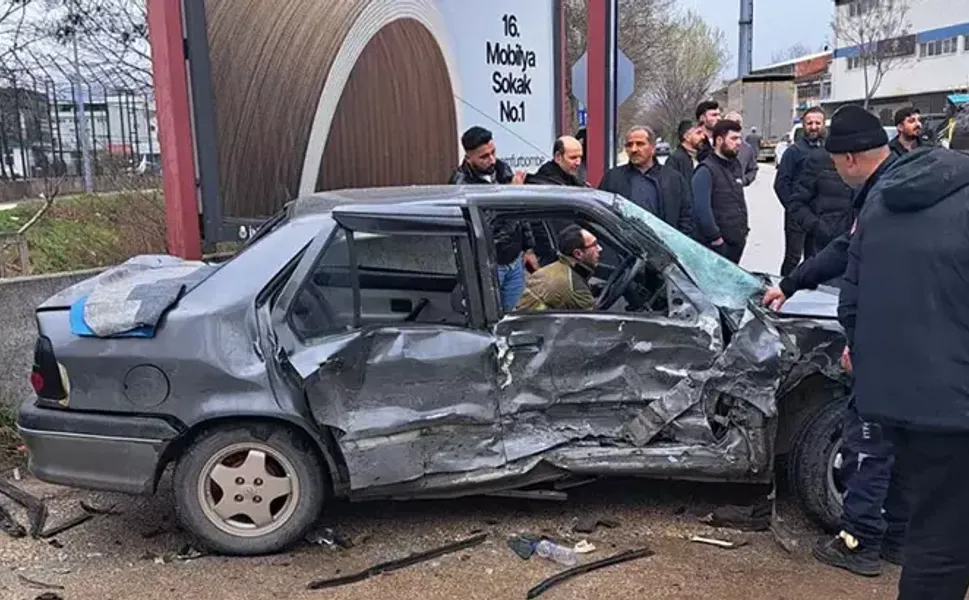 Kamyonet ile otomobil çarpıştı; 2'si bebek 9 yaralı