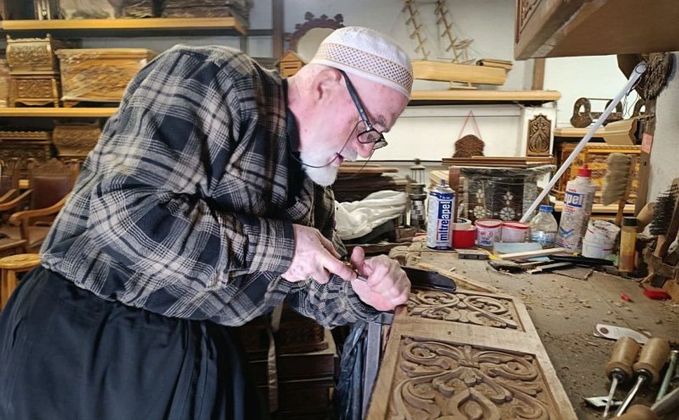 16 Yaşında Başladı, 49 Yıldır Maraş Oymasını Yaşatıyor!