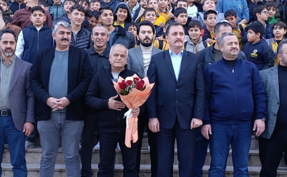 40 yıllık öğretmen duygusal törenle emekliye uğurlandı