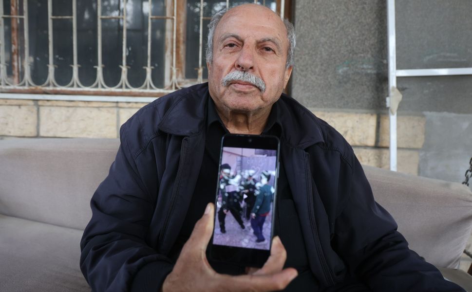 'Dua etsinler yeter' diyen yaşlı adam emekli maaşını mahalleliye dağıtıyor