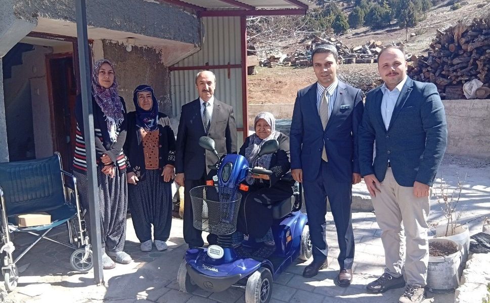 Mahalleli birleşti, engelli kadına akülü tekerlekli sandalye aldı