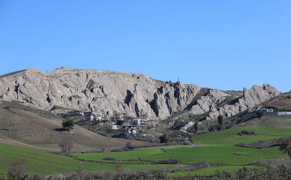Kahramanmaraş’ta “Ejderha Sırtı”nı Andıran Kayalıklar Görenleri Şaşırtıyor