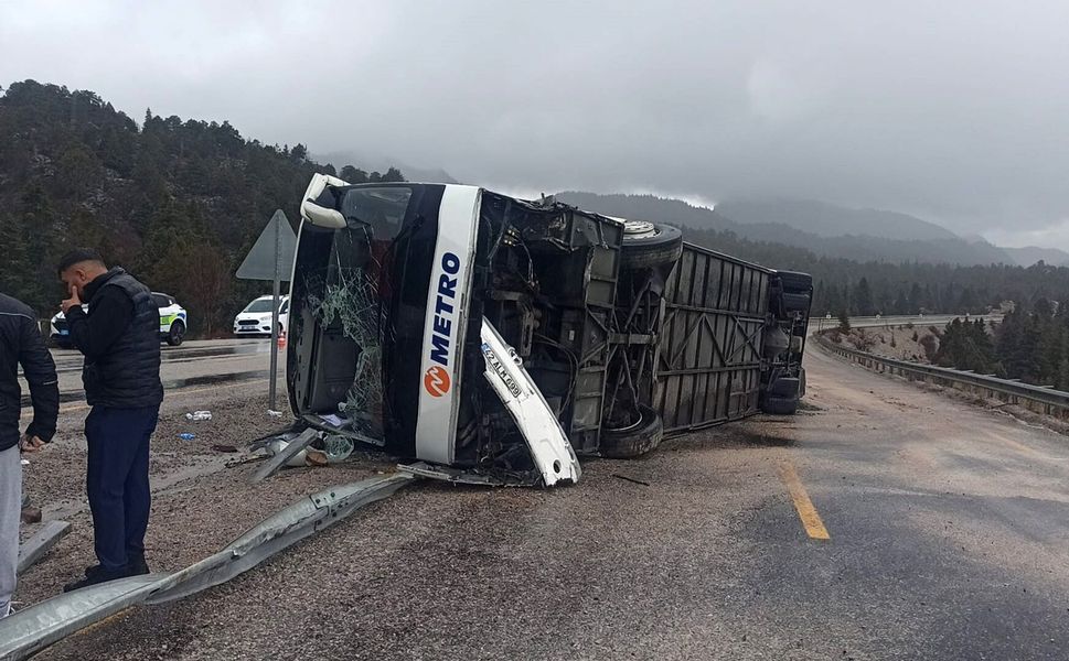 Konya’da yolcu otobüsü devrildi: 15 yaralı
