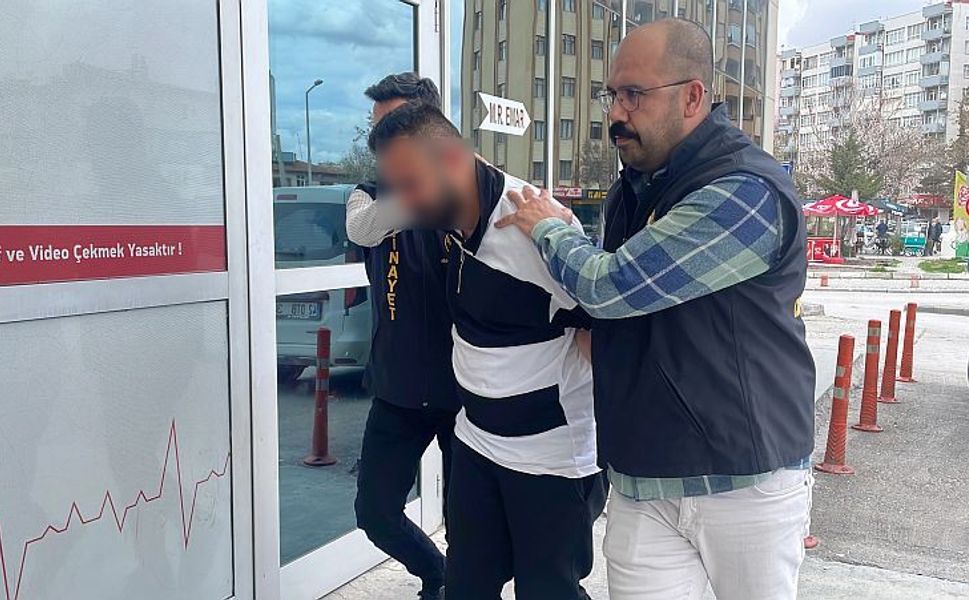 Babasını boğup öldürdükten sonra cenazesiyle 1 gün beklemiş