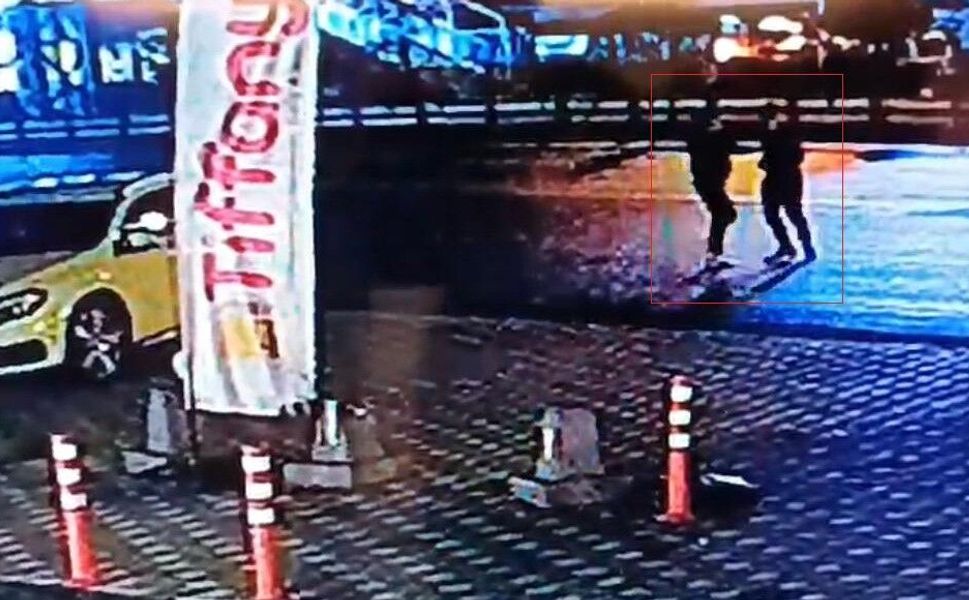 Eşiyle yürüdüğü sırada tanımadığı kişi tarafından bıçaklandı