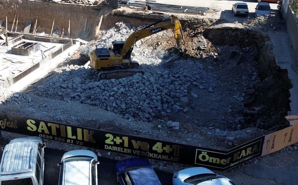 Çarşı Merkezinde Beton Kırma Tepkisi