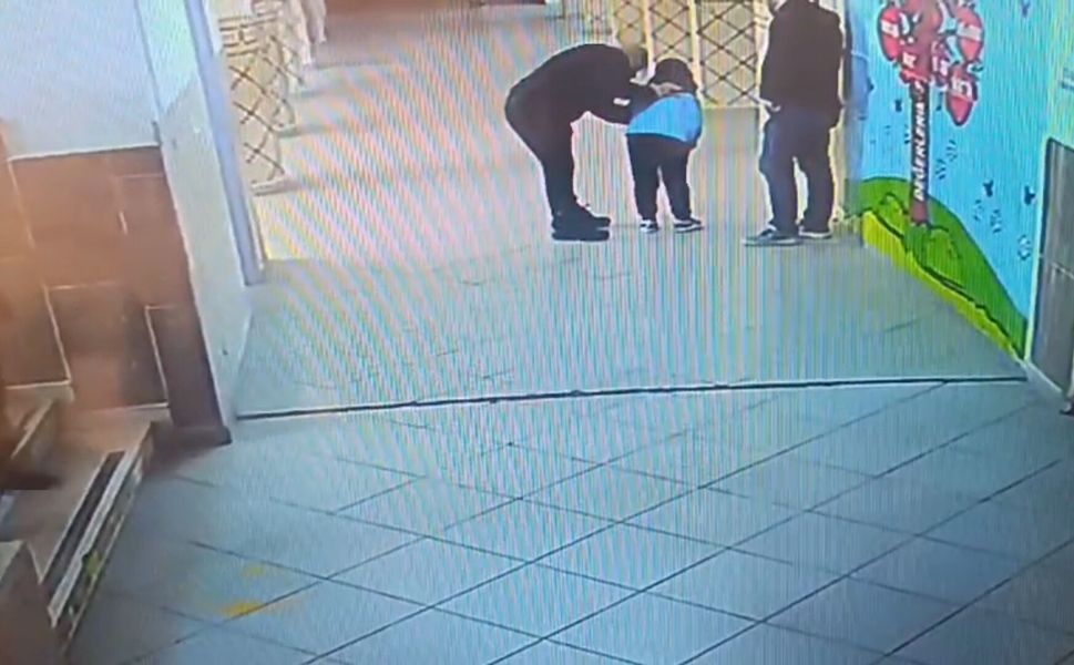 Boğazına şeker takılan öğrencisini Heimlich manevrasıyla kurtardı