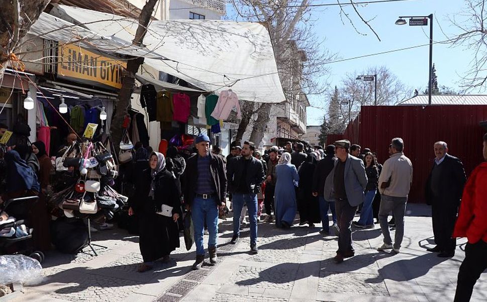 Güneşli havayı fırsat bilen Kahramanmaraşlı vatandaşlar çarşıya akın etti