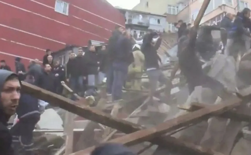 İstanbul Fatih'te bina çöktü!