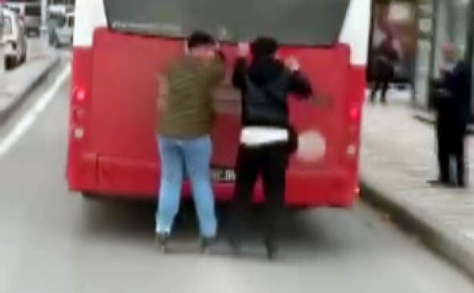 Kahramanmaraş’ta Patenli Çocukların Otobüs Arkasında Tehlikeli Yolculuğu Kamerada