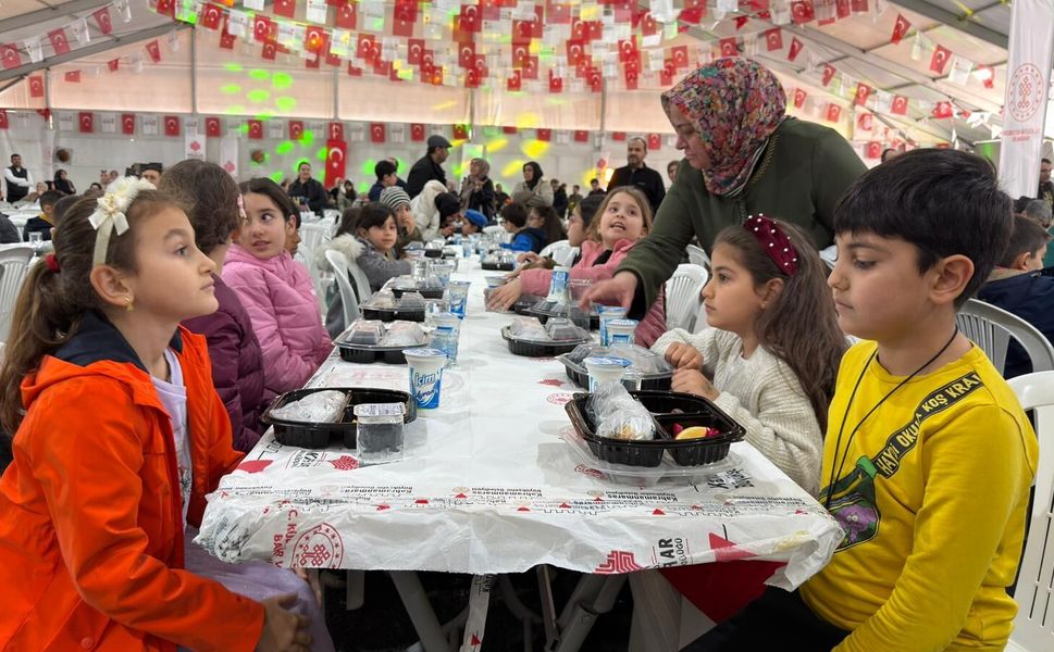 Ramazan’ın En Tatlı Sofrası Kuruldu, Çocuklar Tekne Orucuyla İftarını Açtı
