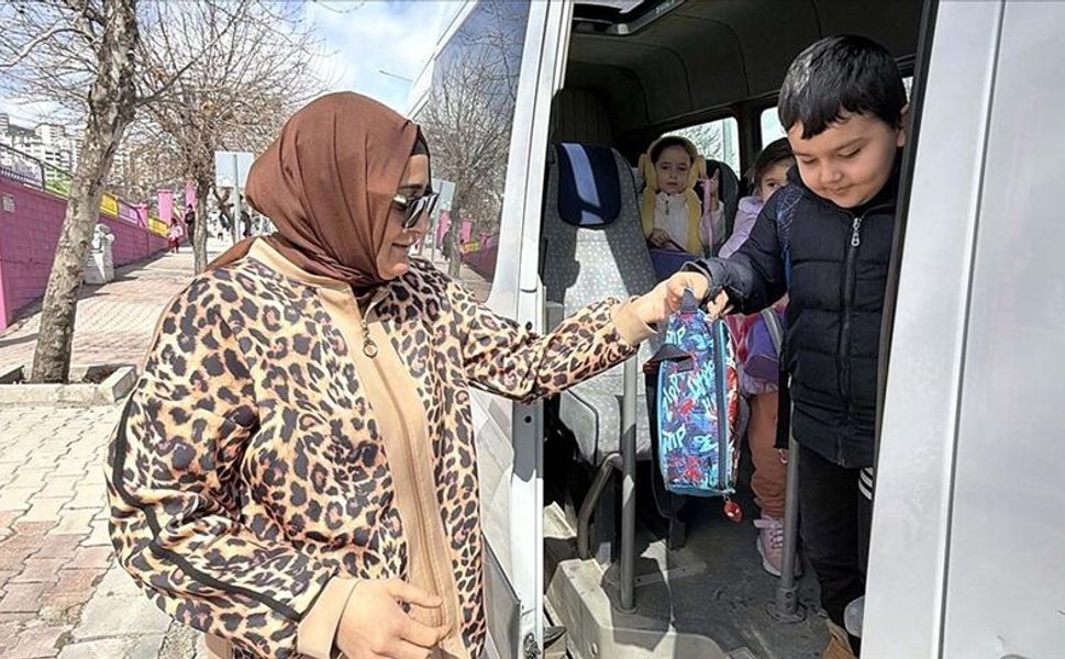 Eşinden devraldığı minibüsle 5 yıldır öğrencileri taşıyor