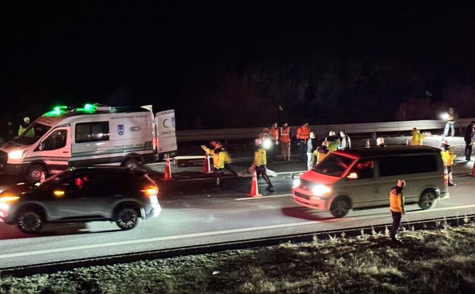Otobüs ile çekicinin çarpıştığı kazada 1 kişi öldü, 15 kişi yaralandı
