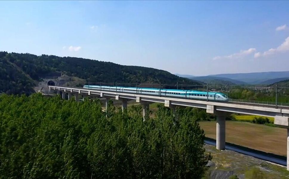 Bakan Uraloğlu, bugüne kadar yaklaşık 110 milyon yolcunun YHT ile seyahat ettiğini bildirdi