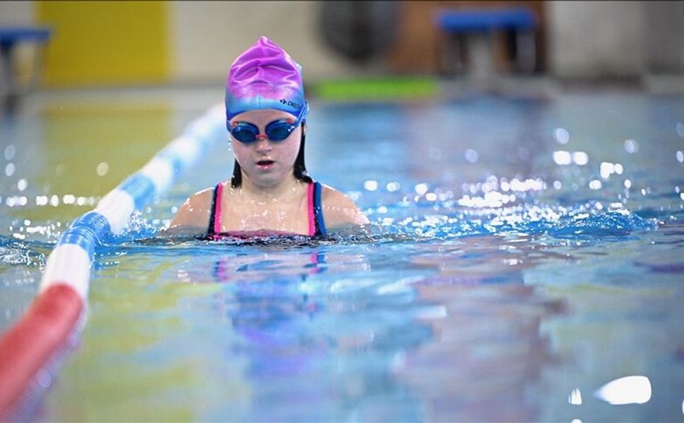 Down sendromlu Pelinsu engelleri kulaç atarak aştı